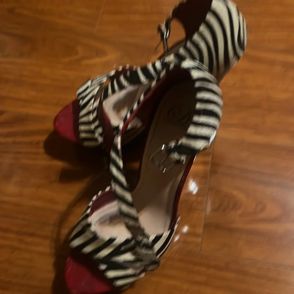 🔥🔥ladies Zebra print heels🔥🔥 - Picture 4 of 5